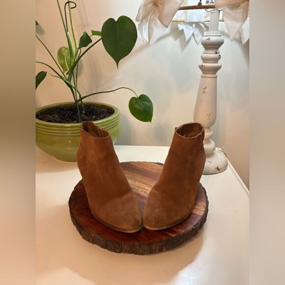 ALDO 8 Brown Suede Zip Western Ankle Fashion Boots Bootie, Criss Cross Detail, - Picture 1 of 8